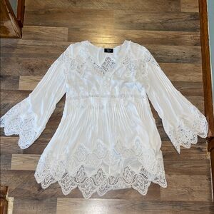 VICI White Lace V Neck Tunic top size Small